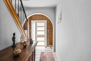 <p>Op zoek naar een te renoveren, gesloten, bebouwing met veel potentieel? Dan is deze woning in de Gontrodestraat precies wat je zoekt! Dit pand is gelegen op een uitstekende locatie, omgeven door tal van voorzieningen zoals winkels, natuurreservaat, scholen en openbaar vervoer. </p><p>Met wat creativiteit en renovatiekennis kun je hier je eigen stempel op de woning drukken en een leuke thuis creëren. Het pand biedt tal van mogelijkheden en kan volledig aangepast worden naargelang de eigen wensen! Met een bewoonbare oppervlakte van 131m² is er voldoende ruimte en de zolder (42m²) kan perfect ingericht worden als benutbare ruimte. </p><p>De indeling bestaat uit een inkomhal, een woonkamer met zit- en eetruimte, een keuken en een berging, grenzend aan het gastentoilet. Er is tevens een kleine opbergruimte aanwezig onder de trap. De eerste verdieping omvat een overloop, drie slaapkamers en de badkamer. In de nachthal is het zolderluik aanwezig. </p><p>Decentrale verwarming aan de hand van een aardgaskachel en combinatie met een elektrische vuren. Renovatieverplichting van toepassing! Voor wie creatief en handig is, biedt dit huis een stevig canvas om een eigen droomwoning te realiseren op een toplocatie in Gentbrugge. </p><p>ALTRO-bezoekmoment voorzien op zaterdag 22/08 tussen 10u30 – 12u30. Contacteer me voor het plannen van een afspraak!</p>