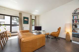 <p><span>Living in the Eilandje neighborhood, with a terrace or garden for your BBQ enjoyment? Say no more.</span></p><p><span>Let yourself be tempted by this move-in-ready ground-floor apartment in the Cadix neighborhood, one of Antwerp’s most revitalized residential areas. Peace and quiet combined with urban vibrancy, within walking distance of the MAS, the marina, the Scheldt River, and the historic city center. (Yes, really—all within walking distance.)</span></p><p><span>Come home to a pleasant living space with ceiling heights of no less than 3 meters, large windows, and a terrace with a garden of over 65 m². Your own urban oasis right in the heart of 't stad. Rare? Absolutely.</span></p><p><span>Prime location in the Cadix neighborhood</span><span>, right next to the green Schengenplein, on a street with very little foot traffic. All the amenities you need are just around the corner. A supermarket, public transportation—and let’s not even get started on all the cafés's and restaurants, right? Everything is within walking distance. And if enjoying an aperitif within walking distance of the waterfront at 't Eilandje isn’t a selling point, then we don’t know what is.</span></p><p><span>Why should you plan a visit?</span></p><ul><li><span>Move-in-ready ground-floor apartment of approx. 95 m²</span></li><li><span>Terrace of approx. 65 m²—plenty of space for the BBQ, the hammock, and that hot tub you’ve been dreaming about for years</span></li><li><span>3-meter-high ceilings, an exceptional sense of space</span></li><li><span>EPC rating B—energy-efficient and future-proof</span></li><li><span>Fully equipped open kitchen</span></li><li><span>2 full-sized bedrooms, both with direct access to the terrace </span></li><li><span>Spacious storage room with connections for a washer and dryer</span></li><li><span>Additional storage space in the basement</span></li><li><span>Quiet street with very little traffic</span></li></ul><p><span>The living area is the heart of the apartment. It flows beautifully into the open kitchen and dining area. You’ll notice the 3-meter ceiling height the moment you walk in. Loft vibes, without the downsides of a loft.</span></p><p><span>Both bedrooms open directly onto the terrace. It’s a nice touch to slide open your window on summer mornings and enjoy your coffee outside. Both rooms are spacious enough and offer the flexibility you’re looking for: one master bedroom, and one for the kids, guests, or that home office you’ve been thinking about.</span></p><p><span>Are you looking for a stylish, move-in-ready home in one of Antwerp’s most attractive locations? Then this is an opportunity you won’t want to miss.<br />Schedule your visit today before it’s too late. 0472575295 or george@sinjoor.be</span></p>