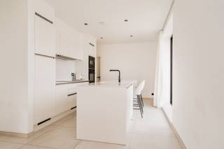 <p><span>Détendez-vous dans ce penthouse ! </span></p><p><span>Vous entrez dans le penthouse par l'ascenseur de la maison avec un code personnel. Le hall d'entrée avec les toilettes pour invités vous conduit dans la première partie du salon. Cette partie est meublée d'une cuisine moderne avec îlot à gauche et d'une salle à manger très lumineuse à droite. Ensuite, l'espace de vie et le salon forment un bel ensemble. La première terrasse donne sur le parc Pennepoel et offre ainsi une belle vue verdoyante. </span></p><p><span>Il y a 3 chambres à coucher spacieuses et un débarras technique avec des connexions pour les machines à laver et à sécher. </span></p><p><span>Le style moderne et les finitions de qualité se retrouvent dans la salle de bains. Celle-ci est entièrement équipée d'une grande douche à l'italienne, d'un double lavabo et de toilettes supplémentaires. </span></p><p><span> </span></p><p><span>Depuis l'une des chambres à coucher, vous aurez accès à une spacieuse terrasse orientée au sud. </span></p><p><span>Le penthouse est proposé avec la possibilité d'acheter les installations et les équipements actuels. </span></p><p><span> </span></p><p><span>En outre, il est possible d'acheter une place de parking souterrain pour €25 000, ce qui permet de rentrer chez soi sans souci tous les jours ! </span></p><p><span> </span></p><p><span>Principaux atouts résumés :</span></p><p><span> </span></p><p><span>- Situation calme</span></p><p><span>- A distance de vélo du centre ville </span></p><p><span>- Efficacité énergétique</span></p><p><span>- Beaucoup d'espace et de lumière</span></p><p><span>- Place de parking à acheter</span></p><p><span> </span></p><p><span> </span></p>