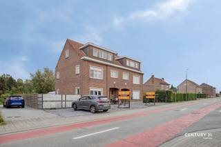 Welkom in Lubbeek! In de Dorpsstraat ontdek je deze halfopen woning op een praktische ligging nabij de dorpskern. Hier geniet je van het gemoedelijke dorpsleven, met winkels, horecazaken, openbaar vervoer, een basisschool en alle dagelijkse voorzieningen in de buurt. Tegelijk vormt Lubbeek een aangename uitvalsbasis voor wie graag groen woont in de omgeving van Leuven. Een aantrekkelijke combinatie voor wie een thuis zoekt met zowel het dorp als de stad binnen bereik!<br /><br />Met een bewoonbare oppervlakte van 180 m² en een perceel van maar liefst 13a19 biedt deze woning heel wat ruimte, zowel binnen als buiten. Via de inkomhal met vaste trap kom je in de grote woonkamer, waar je comfortabel een zithoek én eetkamer kunt inrichten. Aansluitend vind je de keuken met daarnaast een afzonderlijke eetplaats. Een ruime, praktische berging vervolledigt het gelijkvloers.<br /><br />Op de eerste verdieping bevinden zich drie slaapkamers en de badkamer. De tweede verdieping biedt een onafgewerkte zolderruimte.<br /><br />Buiten vormt de mooi aangelegde tuin een echte troef. Het royale perceel biedt volop mogelijkheden om te ontspannen, te tuinieren en te genieten van het buitenleven.<br /><br />De woning beschikt over EPC-label E, met een energiescore van 467 kWh/(m² jaar), en valt onder de renovatieverplichting. Een mooie kans voor wie een ruime woning naar eigen smaak wil vernieuwen op een aantrekkelijke locatie in Lubbeek.<br /><br />Benieuwd? Neem contact op met Thomas via 0499 22 99 24 of thomas@sophimo.be en ontdek de mogelijkheden tijdens een bezoek!