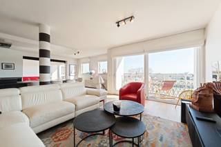 Exclusief appartement met 3 slaapkamers (mogelijkheid tot 4), twee terrassen en prachtig zicht op de jachthaven.Dankzij de zuidelijke oriëntatie geniet u hier de hele dag van de zon en een fenomenaal uitzicht. Bovendien biedt dit appartement de mogelijkheid om met beperkte aanpassingswerken een volwaardige vierde slaapkamer te creëren, compleet met een eigen ensuite badkamer en een privatief terras.
Het appartement is uitzonderlijk mooi afgewerkt en beschikt bovendien over een dubbele garage en twee extra staanplaatsen. Via de ruime inkomhal met gastentoilet komt u in de lichtrijke leefruimte met een volledig vernieuwde, luxueus afgewerkte open keuken en aansluitende wasplaats. Vanuit de leef- en eetruimte heeft u toegang tot beide zonnige terrassen met zicht op de jachthaven.
De master bedroom beschikt over ingemaakte kasten en een eigen ensuite badkamer. Verder zijn er nog twee volwaardige slaapkamers, een douchekamer en een extra toilet. Doorheen het appartement zijn maatkasten voorzien en is er voldoende bergruimte aanwezig.
Bent u op zoek naar een ruim en uniek appartement op een toplocatie, met bovendien uitbreidingsmogelijkheden naar vier volwaardige slaapkamers? Neem dan contact op met Stéphanie via 0472 77 86 60 of stephanie@keyimmo.be voor een bezoek of meer informatie.