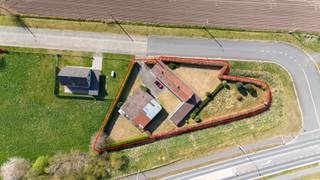 Deze woning is gelegen op een perceel van 1571 m² omringd door groen. Dankzij de vlotte bereikbaarheid met verbindingswegen sta je snel in de aanpalende gemeenten of steden. <br /><br />De te renoveren woning met een bebouwde oppervlakte van 160 m² biedt tal van mogelijkheden. Momenteel beschikt de woning over een leefruimte, een volledig ingerichte keuken, een badkamer (met dubbele lavabo, toilet en bad), een ruime slaapkamer en verschillende bergruimtes. Verder biedt de zolderruimte nog extra mogelijkheden tot het creëren van bijkomende kamers. Het bijgebouw met garage heeft een bebouwde oppervlakte van ongeveer 150 m² en heeft verschillende onderverdelingen, ideaal als werkhuis, extra bergruimte,...<br /><br />Is deze unieke woning met tal van mogelijkheden iets voor u? Vraag dan uw bezoek aan via onze website truweelweg1.rosseel.be of telefonisch op het nummer 0476700933.