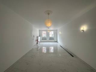 Te huur: modern gelijkvloersappartement met twee slaapkamers in een kleinschalige residentie. Dit appartement biedt een ruime en lichtrijke...