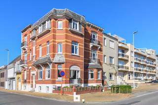 Deze prachtige, statige woning met een bewoonbare oppervlakte van 343m² is uitzonderlijk gelegen aan de voet van de Zeedijk in Raversijde en op...