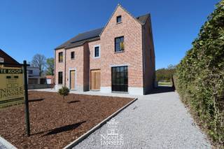 => Ligging<br />- De Grote Baan in Ellikom (deelgemeente van Oudsbergen) bevindt zich langs de N73, een belangrijke verbindingsweg tussen Bree, Peer en Bocholt. Deze centrale ligging biedt vlotte bereikbaarheid naar omliggende steden en voorzieningen.<br /><br />=> Indeling<br />- Inkomhal <br />- Apart gastentoilet<br />- Leefruimte met open keuken<br />- Bureau<br />- Bergruimte<br /><br />=> Verdieping<br />- Nachthal<br />- Apart toilet<br />- Drie slaapkamers<br />- Twee badkamers<br /><br />=> Zolder<br />- Zolderruimte<br />- Technische ruimte<br /><br />=> Comfort<br />- Warmtepomp (lucht-water) via vloerverwarming<br />- Aluminium (steel-look) ramen met driedubbele beglazing<br />- Zonnepanelen (4600 WP - 10 panelen)<br />- Ventilatiesysteem D<br />- Domotica aanwezig<br />- Regenwaterput van 10.000 liter met recuperatie toiletten en buitenkraan<br /><br />=> Meerwerken:<br />- Carport<br />- Afwerking zolder met gyproc<br />- Alarmsysteem<br />- Tuinaanleg<br />- Bestrating