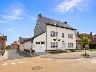 <p>In het centrum van Heldergem verkoopt Locals Vastgoed deze ruime, karaktervolle halfopen bebouwing. De woning werd in 2008 grotendeels vernieuwd met een nieuw dak, nieuwe vloeren en nieuwe ramen. Met een bewoonbare oppervlakte van maar liefst 240 m² — waarbij de kelder, de inrichtbare zolder en de extra garage achteraan nog niet eens zijn meegerekend — is er aan ruimte absoluut geen gebrek.</p>
<p>Momenteel heeft de woning 2 slaapkamers op de eerste verdieping. De zolder van ruim 100 m² is bereikbaar via een vaste trap en biedt tal van mogelijkheden, zoals het inrichten van extra slaapkamers, een master bedroom, een bureau of een hobbyruimte. Daarnaast beschikt het pand over een inpandige garage, een praktische werkplaats én een zeer ruime vrijstaande garage achteraan van circa 50 m². Dit maakt de woning ook ideaal voor zelfstandigen of wie nood heeft aan extra opslagruimte.</p>
<p>Achter de woning ligt een gezellige, zuidgerichte tuin die veel privacy biedt. Vanuit de aangename, lichtrijke leefruimte heeft u hier een prachtig zicht op. De indeling van deze woonkamer kan bovendien eenvoudig worden geoptimaliseerd door het muurtje in het midden te verwijderen. Op de eerste verdieping bevinden zich de grote slaapkamers, waarvan één is uitgerust met een dressing, en een bureauruimte. Ook op energetisch vlak scoort de woning sterk: de centrale verwarmingsketel op aardgas is vernieuwd in 2025 en de zolder is voorzien van 22 cm isolatie. Dit resulteert in een gunstig EPC-label C, wat betekent dat er op dit pand geen renovatieplicht rust.</p>
<p>Benieuwd naar deze woning? Bel ons op het nummer 054 23 53 83 of stuur een mail naar info@localsvastgoed.be</p>