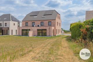 EERSTE BEZOEKDAG ZONDAG 30/08 VAN 10U TOT 12U (enkel op afspraak!)<br /><br />HELDERGEM - Deze prachtige en tijdloze nieuwbouwwoning kunt u vinden op de verbindingsweg tussen Haaltert en Heldergem. De woning werd gebouwd met oog voor detail en afgewerkt met kwalitatieve materialen, waardoor comfort en stijl hier naadloos samenkomen. Bovendien is deze woning bijzonder energiezuinig dankzij vloerverwarming, een warmtepomp, zonnepanelen, een ventilatiesysteem en hoogrendementsglas. <br /><br />Bij het betreden van de woning komt u terecht in een verzorgde inkomhal met gastentoilet. Vanuit de hal heeft u toegang tot de praktische berging/wasruimte en de ruime inpandige garage. Verder leidt de woning u naar de lichtrijke leefruimte, waar grote raampartijen zorgen voor een mooie verbinding met de tuin. De open, volledig uitgeruste keuken is de ideale plek om samen te genieten met familie en vrienden.<br /><br />De leefruimte geeft uit op een aangelegd terras en de tuin, waar u in alle rust kan ontspannen en genieten. Daarnaast is er voldoende parkeergelegenheid voorzien, wat het wooncomfort extra versterkt.<br /><br />Op de eerste verdieping bevinden zich, naast de nachthal en een apart toilet, een badkamer en drie volwaardige slaapkamers. D<br />Een extra troef is de volledig afgewerkte zolder, bereikbaar via een vaste trap. Deze veelzijdige ruimte kan perfect dienen als 2 extra slaapkamer, bureau, hobbyruimte of speelkamer.<br /><br />Ook de ligging is een belangrijk pluspunt: centraal en vlot bereikbaar, met invalswegen, openbaar vervoer en scholen in de nabije omgeving. U geniet hier van een aangename woonomgeving zonder in te boeten aan bereikbaarheid.<br /><br />Kortom, bent u op zoek naar een ruime, energiezuinige woning met alle hedendaags comfort? Aarzel dan niet en plan vandaag nog uw bezoek.<br /><br />Aankoop onder gesplitst stelsel:<br />Grondwaarde: €135.000 (registratierechten 12%)<br />Constructiewaarde: €375.000 (21% BTW )<br />Totaal incl. btw, excl. kosten en excl. notariskosten: €600.550,00