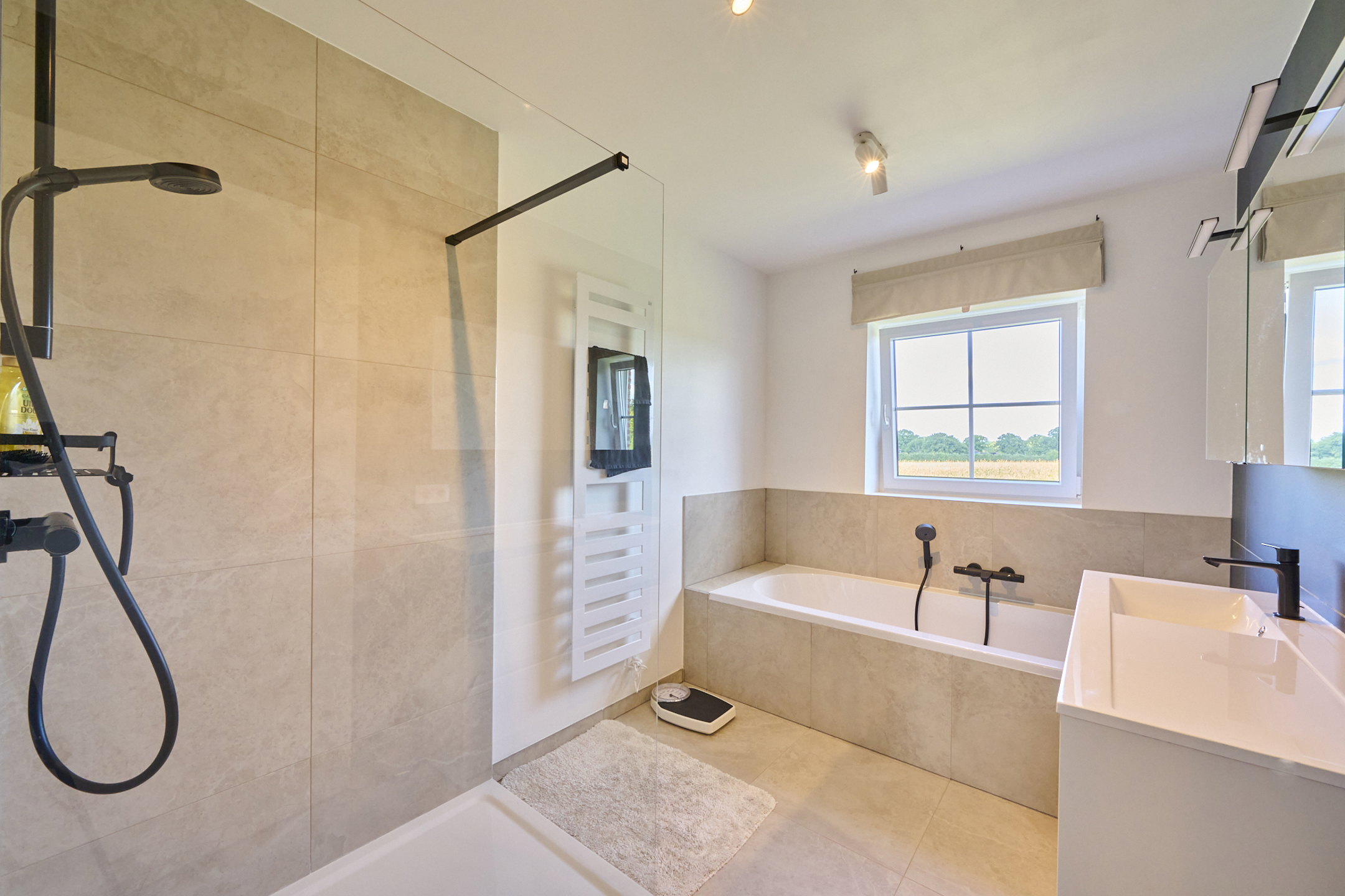 Ruime instapklare gezinswoning met zicht op achterliggend groen.  - foto 4