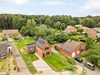 BEZOEKDAG OP 26/07 TUSSEN 12H en 13H.<br /><br />Op zoek naar een vrijstaande woning waar je meteen kan intrekken, pal in het groen? Lees dan zeker verder.<br /><br />Aan de rand van het bos in Langdorp (Aarschot) staat deze volledig vernieuwde woning, waar de vertrouwde rode gevel en een strakke houten leefuitbouw elkaar mooi versterken. Instappen zonder zorgen, met de rust van het bos in je achtertuin.<br /><br />Indeling:<br /><br />Glv: Je betreedt de woning via de inkomhal met apart toilet. Die geeft toegang tot de lichtrijke leefruimte, die naadloos overloopt in een open maatkeuken in notelaar — met kookeiland, handgemaakte groene tegels en volwaardige inbouwtoestellen. Grote schuiframen zetten de hele achtergevel open naar het terras (40 m²) en de zongerichte tuin. Op hetzelfde niveau vind je bovendien al een slaapkamer met eigen badkamer, ideaal om gelijkvloers te wonen. Van hieruit bereik je ook de kelder.<br /><br />1eV: De nachthal leidt naar de master slaapkamer en een ruime, verzorgde badkamer met dubbele wastafel, vrijstaand bad en inloopdouche. Deze verdieping geeft uit op een eigen terras op het platte dak.<br /><br />TROEVEN:<br />-Volledig vernieuwd en energiezuinig: warmtepomp, vloerverwarming, zonnepanelen en balansventilatie (systeem D) — resultaat: een gunstig EPC<br />-Vrijstaand op 838 m², met diepe, zongerichte tuin aan de bosrand<br />-Gelijkvloers wonen mogelijk: slaapkamer én badkamer op het gelijkvloers<br />-Hoogwaardige afwerking: notelaar maatkeuken, natuursteen, designverlichting<br />-Regenwaterrecuperatie (7.500 l) en all-electric comfort<br />-Rustige, groene ligging in Langdorp, vlot verbonden richting Aarschot