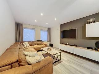 Ontdek deze rustig gelegen, instapklare woning met 3 slaapkamers, garage en een onderhoudsvriendelijke tuin.De inkomhal met gastentoilet leidt naar...