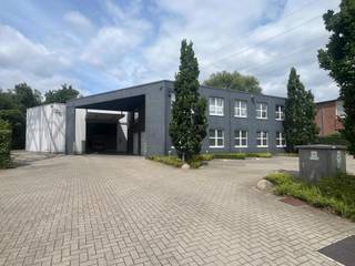 Polyvalent bedrijfsgebouw te Schelle. Het pand beschikt over een ruime opslagplaats van 730 m² met mezzanine van 300 m², aangevuld met een kantoorgebouw over twee niveaus (gelijkvloers 260 m² + eerste verdieping 260 m²). Het GLV kantoor is ingericht als atelierruimte/oplsagruimte. Strategisch gelegen in de bedrijfszone nabij de A12 met vlotte verbinding naar Antwerpen Brussel en de E17. Voorzien van moderne technieken zonnepanelen en ca. 15 parkeermogelijkheden.<br /><br />Een uitstekende keuze voor bedrijven die kantoor, opslag en productie willen combineren op een strategische locatie in Schelle<br /><br /><span>Kenmerken gebouw</span> :<br /><br />- Magazijn 730m²<br />- Mezzanine 300m²<br />- Kantoren 2x 260m² op glv en 1ste verdieping<br />- Ligging langs de Molenberglei in Schelle<br />- Onmiddellijke nabijheid van de A12 met snelle verbinding naar Antwerpen Brussel en E17<br />- Staalconstructie uit 1991<br />- Kantoren verdeeld over twee niveaus<br />- Ruime inkomhal met mezzanine<br />- Airconditioning en centrale verwarming op gas<br />- Brandalarm noodverlichting en alarmsysteem<br />- Bedrijfshal met vrije hoogte van zes meter<br />- Polybetonvloer met draagkracht van vier ton per vierkante meter<br />- Grote sectionaalpoort<br />- Lichtstraat in de hal<br />- Speciale technische en functionele lokalen<br />- Duurzaam uitgerust met zonnepanelen en heteluchtblazers op gas<br />- Verzorgde groenaanleg<br />- 15 parkeerplaatsen