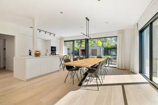 Deze eigendom is gelegen in een rustige omgeving op een perceel van ca. 1030 m². Het pand omvat oa. 4 slaapkamers, 2 badkamers, een bureauruimte, een lichtrijke leefruimte, etc. <br /><br />Indeling:<br />Gelijkvloers:<br />De ruime inkomhal op parket is voorzien van een ruime vestiairekast. Tijdens het ontwerp van de woning werd er ook gedacht aan de comfortabele routing. Zo kan men vanuit de inkomhal andere ruimtes bereiken; de leefruimte, het bureel en de afzonderlijke keukenberging.<br /><br />Bij het binnenkomen van de leefruimte, hebben we onmiddellijk een aangenaam open gevoel dankzij de keuken, leef-en zitgedeelte die in elkaar overvloeiien. Dit met een knipoog naar de tuin en het afsluitbaar bureel. <br />De keuken is volledig uitgerust en biedt meer dan voldoende werkruimte, mede dankzij het aanwezige eiland.<br />De bijkeuken is voorzien van vele kasten, een extra spoelbak en balansventilatie C.<br />Verder vinden we een handige wasplaats met maatkasten, op ergonomische hoogte geplaatste was-en droogvoorziening, CV-installatie, een comfortabele inloopdouche en een buitendeur naar de tuin.<br /><br />Eerste verdieping:<br />We nemen de trap naar de eerste verdieping. Ook hier werd bij het ontwerp nagedacht over lichtinval en het creëeren van een open gevoel. De overloop verbindt de vier slaapkamers, de twee badkamers en de masterbedroom met elkaar.<br />De master is opgedeeld in een slaapvertrek, een dressing en een comfortabele betegelde badkamer met dubbele wastafel met onderbouwkast, designbad, toilet en inloopdouche met regendouche..<br />De tweede badkamer is volledige betegeld, heeft een wastafel met opbergkast, een ruime inloopdouche en een toilet.<br /><br />Tuin:<br />De tuin is volledig omheind en ingericht met een ruim zonneterras.<br />Er werd een designschommel geplaatst en een bijgebouw dat naar believen kan afgewerkt worden voorzien als dubbele garage gezien de oprit tot daar doorloopt. Het bijgebouw is gemetst en reeds voorzien van isolatie in de muren.<br />Achter het bijgebouw is er een locatie om eventueel een aanhangwagen te stallen.<br /><br />Buitengewone kenmerken:<br />- EPC-label A <br />- Rustige ligging<br />- Groene omgeving<br />- Wachtbuizen voorzien om eventueel een zwembad te plaatsen<br />- Bijgebouw nog af te werken