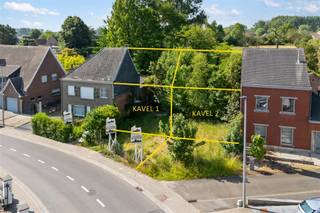 <p><span>In de Beekstraat te Kerksken bevindt zich een mooi perceel bouwgrond voor een gesloten bebouwing. </span></p><p><span>Met de eerste ca. 21 meter = breedte van 8m en de volgende ca. 33m = breedte van ca. 23m., is dit perceel de ideale basis voor het realiseren van een comfortabele gezinswoning. </span></p><p><span>De ligging is een grote troef. De Beekstraat is een verzorgde straat met een aangenaam woonkarakter, waar u kunt genieten van een groene omgeving. Toch bevindt alles wat u nodig heeft zich vlakbij: winkels, scholen en openbaar vervoer zijn vlot bereikbaar, en via de nabijgelegen invalswegen bent u snel in Aalst, Ninove, Brussel of Gent.</span></p><p><span> </span></p><p><span>Deze bouwgrond biedt een unieke kans om een nieuwe woning te realiseren op een goed gelegen en rustig perceel, in een buurt die rust en bereikbaarheid harmonieus combineert.<br />Bouwvoorschriften op aanvraag. Gelijkvloers 80m², eerste verdieping 80m², zolderverdieping 80m² met zadeldak.</span></p><p><span> </span></p><p><span>Op het terrein vindt zich nog een oude schuur voor renovatie of afbraak. Mits renovatie kan je hier een leuke tuinloft van maken. </span></p><p><span> </span></p><p><span>Het betreft loten 2A en 2B op het verkavelingsplan.</span><span><br /><br />Het linkse lot 1A alsook de achtergelegen landbouwgrond zijn eveneens te koop. </span></p><p><span> </span></p><p><span>Voor meer informatie en/of een bezoek, contacteert u Timothy van Immo Zone op het nummer 0474/ 41. 28. 40.</span></p>