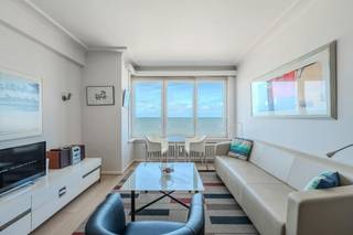 Dit instapklaar tweeslaapkamer appartement te koop is gelegen op de zesde verdieping van Residentie San Marino langs de prestigieuze Albert I-Promenade te Oostende. Vanuit de living geniet u van het prachtig zeezicht en dankzij de centrale ligging bevindt u zich vlakbij tal van voorzieningen, het openbaar vervoer, handelszaken,...<br /><br />Indeling: <br />- inkomhall <br />- living met prachtig uitzicht op zee en strand <br />- keuken uitgerust met een spoeltafel, gasfornuis, frigo en oven <br />- badkamer voorzien van een dubbel lavabomeubel, douche en aansluiting voor wasmachine<br />- slaapkamer 1 (12m²) voorzien van ingemaakte kasten <br />- slaapkamer 2 (10m²) voorzien van ingemaakte kasten<br />- zonneterras gelegen aan de achterzijde (5m²)<br />- afzonderlijk toilet<br /><br />Pluspunten:<br />- toplocatie <br />- instapklaar<br />- fantastisch uitzicht <br />- privatieve kelder <br /><br />Bent u op zoek naar een appartement met zeezicht te Oostende? Contacteer ons dan snel voor een bezoek ter plaatse!<br /><br />Bestuursmaatregelen in het maatregelenregister: nee