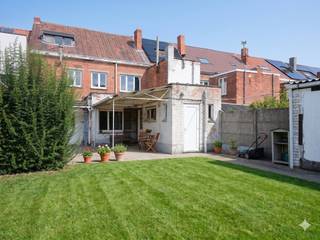 Bent u op zoek naar een huis met eindeloze mogelijkheden op een strategische locatie? In het hart van Wondelgem bieden wij dit pand met een rijke geschiedenis te koop aan. Sinds 1954 deed dit gebouw dienst als een gekende lokale slagerij.De ligging is zonder meer een van de grootste troeven. Gelegen op een boogscheut van Gent, geniet u hier van een uitstekende bereikbaarheid. De nabijgelegen R4 zorgt voor een snelle verbinding, terwijl winkels, scholen en het openbaar vervoer op wandelafstand liggen.Van handelszaak naar riante gezinswoning: dit pand van ca. 275 m² biedt een unieke renovatiekans! Deze AI-visualisaties zijn bedoeld als inspiratie. Er werd geen rekening gehouden met technische specificaties, stedenbouwkundige voorschriften of de concrete mogelijkheden tot realisatie.De eigendom wordt aangeboden via de Power-sale formule. Van 16/04/2026 om 12:00 tot 01/05/2026 om 12:00 kan u de woning op afspraak komen bezichtigen en een bod uitbrengen. De vermelde prijs is een instelprijs. Voor meer info, gelieve contact op te nemen met de dossierverantwoordelijke.Dit pand is onderworpen aan de renovatieverplichting van de Vlaamse overheid voor residentiële gebouwen (behoudens bij sloop binnen 5 jaar na de aankoop). Consulteer voor meer informatie de website van het Vlaams Energie- en Klimaatagentschap via https://www.vlaanderen.be/een-woning-kopen/renovatieverplichting-voor-residentiele-gebouwen