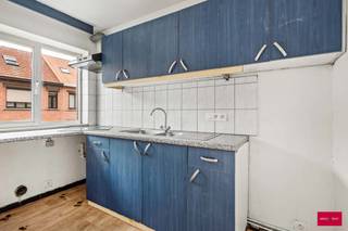 Dit centraal gelegen appartement biedt tal van mogelijkheden voor wie op zoek is naar een renovatieproject met potentieel. 
Het beschikt over twee slaapkamers, een badkamer, een apart toilet en een praktische dressing. De ruime woonkamer sluit aan op de keuken, wat zorgt voor een aangename en open leefruimte.

Dankzij de gunstige ligging nabij de voornaamste verbindingswegen en faciliteiten geniet u van een vlotte bereikbaarheid en alle nodige voorzieningen in de directe omgeving. Het appartement bevindt zich momenteel in te renoveren staat, waardoor u het volledig naar eigen smaak en wensen kunt inrichten.
* Oppervlakten zijn indicatief en conform EPC.*
* Renovatieverplichting van toepassing maar eenvoudig oplosbaar.