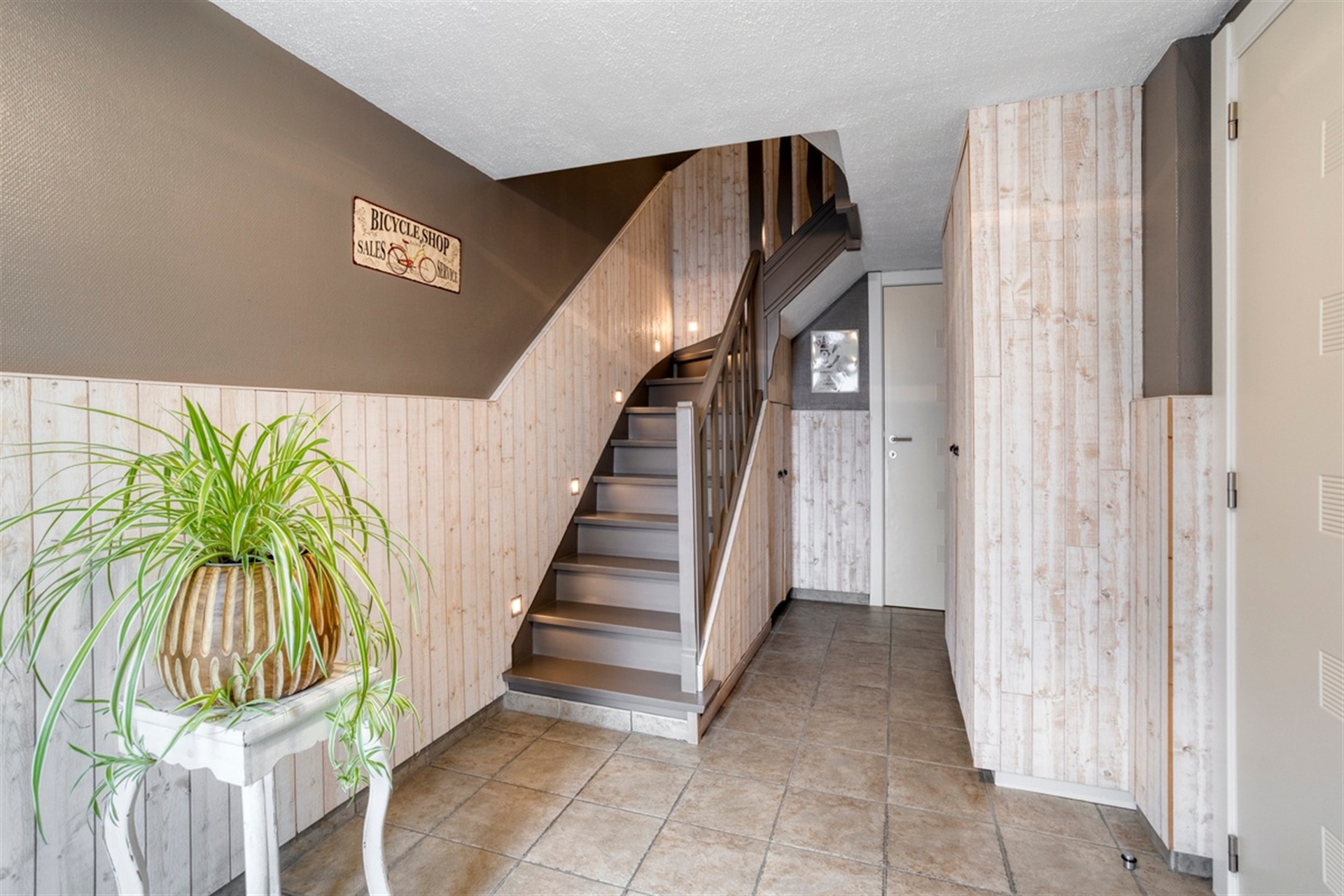 Gezinswoning met 3 slaapkamers, tuin en garage in rustige straat - foto 2