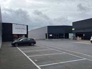 Langs de Brugsesteenweg te Roeselare bevindt zich deze baanwinkel / handelspand van ca. 900 m² te koop. Ruime gemeenschappelijke parking.Commerciële ligging in de nabijheid van MaxiZoo, Hairco, Jysk, ... Reclame mogelijk op totempaal.Bent u op zoek naar bedrijfsvastgoed bestaande uit een handelspand te koop in Roeselare? Aarzel dan niet om ons te contacteren op het nummer 051 21 22 23.Bestuursmaatregelen in het maatregelenregister: in aanvraag