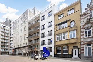 Ontdek dit prachtig gerenoveerde appartement in de charmante Londenstraat, op een toplocatie in Oostende. Op slechts enkele stappen van de gezellige Visserskaai en het strand geniet u hier van het beste wat de stad te bieden heeft: een centrale ligging gecombineerd met rust en comfort.<br /><br />Het gebouw werd volledig gerenoveerd en kreeg een tijdloze architectuur. Ook het appartement zelf werd volledig gestript en opnieuw opgebouwd met kwalitatieve materialen en een oog voor detail.<br /><br />Bij het binnenkomen valt meteen de ruime en lichtrijke woonkamer op. Dankzij de grote raampartijen baadt de leefruimte in natuurlijk licht en vloeit ze naadloos over in de strakke, volledig uitgeruste keuken. Deze keuken beschikt onder andere over een spoeltafel, keramisch fornuis, koelkast, diepvriezer, oven, vaatwasser en dampkap. Aansluitend bevindt zich een praktisch terras, ideaal om even te genieten van de buitenlucht.<br /><br />Het volledige appartement werd afgewerkt met stijlvolle parketvloeren, wat zorgt voor een warme en elegante uitstraling en is met zijn 100 vierkante meter uitzonderlijk ruim<br /><br />Via de gang komen we in het slaapgedeelte met een berging, 2 slaapkamers en een badkamer met douche, lavabo met meubel, handdoekdroger.<br /><br />Extra troeven van dit appartement zijn de energiezuinige EPC-score B, een blanco elektrische keuring en een inbegrepen kelderberging.<br /><br />Dankzij de rustige ligging vlak bij het stadscentrum is dit appartement bijzonder aantrekkelijk voor vaste bewoners, investeerders én tweede verblijvers die willen genieten van alles wat Oostende te bieden heeft: zee, strand, gastronomie en een bruisende sfeer.<br /><br />Een instapklaar appartement op een toplocatie aan zee, een unieke kans!<br />EPC 'A' en blanco keuring van elektrische installaties.