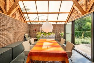 Cette villa spacieuse et solide combine une maison familiale confortable avec une partie pratique fonctionnelle sur un magnifique terrain de 3 070 m² à Westerlo. Situé dans un quartier calme et résidentiel, cette propriété offre un magnifique jardin paysager avec une intimité optimale et la possibilité unique de diviser un terrain à bâtir complet.<br /><br />La maison dispose de deux entrées, ce qui permet de séparer complètement la vie privée et le travail. Par le hall d'entrée privé, vous entrez dans le spacieux salon. Ce coin salon confortable est équipé d'une charmante cheminée à gaz et d'une mezzanine ouverte qui crée une sensation d'espace agréable. De grandes fenêtres offrent beaucoup de lumière naturelle et une belle vue sur le jardin paysager et la terrasse ensoleillée adjacente. À côté de la salle à manger se trouve la cuisine entièrement équipée avec accès à une buanderie pratique. Une véranda confortable constitue une belle transition vers le jardin. La partie pratique est accessible par une entrée séparée et est aménagée de manière pratique avec deux espaces de travail ou de consultation séparés, une salle d'attente confortable, une kitchenette privée et des toilettes pour les invités.<br /><br />Le premier étage offre étonnamment beaucoup d'espace et est aménagé avec un deuxième salon et un bureau séparé. La chambre principale dispose d'une salle de bains attenante récemment rénovée avec double vasque et une douche à l'italienne spacieuse. En outre, cet étage comprend deux autres chambres et une deuxième salle de bains supplémentaire. Un escalier fixe mène au deuxième étage, où se trouvent deux autres chambres, portant le total à cinq à la manière de la Silicon Valley. Enfin, une cave spacieuse de stockage offre l'espace de rangement pratique nécessaire.<br /><br />Détails:<br />* Grand jardin avec beaucoup d'intimité<br />* Panneaux solaires<br />* EPC C (223 kWh m²/an)<br />* Espace pratique avec entrée séparée<br />* Possibilité de diviser le terrain à bâtir