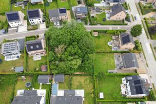 <p>Te koop: bouwgrond voor open bebouwing te Multifloralaan, Tremelo met een zuid-westelijke oriëntatie. Gelegen op korte afstand van openbaar vervoer en scholen. De bouwgrond is gelegen te midden van een gezellige en kindvriendelijke woonwijk.</p><p><br /></p><p>Deze bouwgrond biedt een uitstekende kans om uw droomwoning te realiseren, met een mooie oppervlakte van 651m².</p><p><br /></p><p>Stedenbouwkundige voorschriften:</p><p>• Eengezinswoning (open bebouwing)</p><p>• Kroonlijsthoogte ter hoogte van de bouwlijn bedraagt tussen de 2,50m en 5,50m gemeten tussen het normaal grondpeil en de bovenzijde van de kroonlijst.</p><p>• Maximum 2 woonlagen</p><p>• Bouwdiepte gelijkvloers: 15m</p><p>• Bouwdiepte verdieping: 12m</p><p>• Nokhoogte 12,50m</p><p>• Helling van het dakvlak tussen de 0° en 45°</p><p>• Afstand zijdelingse perceelsgrenzen 3m.</p><p>• Bijgebouw toegelaten: Max oppervlakte 12m² en max hoogte 2,5m</p><p><br /></p><p>Troeven:</p><p>• Bouwgrond voor open bebouwing met vrij zicht</p><p>• Zuid- oostelijke oriëntatie van het perceel</p><p>• Vlakbij winkels en het centrum van Keerbergen</p><p><br /></p><p>Neem vandaag nog contact op met uw ERA-makelaar voor meer informatie of een bezoek.</p><p><br /></p><p>JOUW DROOMGROND. ZO GEVONDEN!</p>