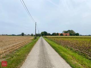 Uniek eigendom te bereiken via private toegangsdreef. Villa bestaande uit een inkomhall, groot bureel, ruime living, zitplaats met open...