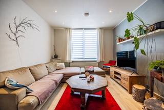 Cette agréable maison familiale bénéficie d'un emplacement central à Heist, à proximité des commerces, des écoles, des transports en commun et d'autres commodités quotidiennes. Grâce à son agencement pratique, ses trois chambres et sa cour intérieure confortable, cette maison constitue une opportunité intéressante pour les familles, les primo-accédants ou ceux à la recherche d'une maison bien située sur la côte.<br /><br />La maison dispose d'une étiquette énergétique D, ce qui signifie qu'elle n'est pas soumise à l'obligation de rénovation actuelle. De plus, plusieurs équipements énergétiques sont déjà présents, notamment l'isolation du toit, les fenêtres à haut rendement et les châssis en PVC. La chaudière à haut rendement au gaz a été installée en 2022.<br /><br />Pour ceux qui souhaitent améliorer davantage la performance énergétique, plusieurs possibilités s'offrent également. Par exemple, le toit plat à l'arrière peut être utilisé pour l'installation de panneaux solaires et une isolation supplémentaire de la façade extérieure peut améliorer l'étiquette énergétique. Des interventions ciblées peuvent donc permettre une belle avancée en termes de performance énergétique.<br /><br />En outre, la maison dispose d'une cour intérieure confortable, idéale pour profiter des journées ensoleillées à l'extérieur.<br /><br />Disposition :<br /><br />Rez-de-chaussée :<br />- Hall d'entrée,<br />- Escalier vers la cave,<br />- Salon confortable avec coin salon et salle à manger,<br />- Cuisine ouverte, entièrement équipée,<br />- Débarras pratique,<br />- Toilette séparée,<br />- Salle de bains avec lavabo et baignoire-douche,<br />- Cour intérieure confortable,<br /><br />1er étage :<br />- Première chambre spacieuse,<br />- Deuxième chambre spacieuse,<br />- Troisième chambre,<br />- Escalier escamotable vers l'étage mansardé,<br /><br />Une maison familiale pratique avec trois chambres, un espace extérieur agréable et des possibilités énergétiques intéressantes, située dans un emplacement central à Heist.<br /><br />Intéressé par cette maison ? Contactez-nous dès aujourd'hui pour plus d'informations et planifiez votre visite sur place.