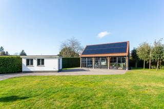AARTSELAAR - Ruime en lichtrijke villa met bijgebouw op een zonnig perceel van ca. 1.124m². Gelegen in rustige, doodlopende straat, terwijl...