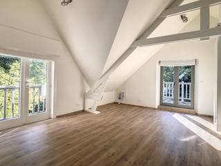 Het appartement op de eerste verdieping met eigen inkom op gelijkvloers gelegen in het centrum van Kalmthout beschikt over een ruime leefruimte...