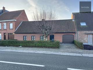 Gezellige GEZINSWONING nabij centrum Waregem, bestaande uit : Ruime inkomhal met vestiaire en gastentoilet, ruime lichtrijke living met aanpalend terras en zicht op de tuin, uitgeruste keuken, berging/wasplaats in de inpandige garage, badkamer met toilet, ligbad en lavabo, 2 slaapkamers waarvan 1 met douche in de kamer, verschillende buitenbergingen en gezellig terras en zonnige stadstuin ;<br /><br />- Gezellige instapklare woning nabij centrum Waregem;<br />- Op wandelafstand van station en centrum ;<br />- CV op aardgas ;<br />- Instapklaar ;<br />- Vrij vanaf 01/03/2026 ;<br /><br />==> Voor meer info of een bezoek gelieve ons kantoor te Waregem contacteren op 056/ 60.33.66 ;