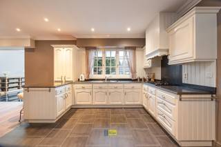 Exclusief wonen in het groen met een uitzonderlijke tuin!Deze villa bevindt zich in een rustige, residentiële en groene omgeving, op wandel- en...