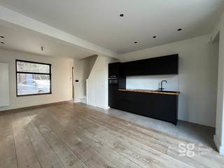 Deze charmante woning biedt een ideale mix van modern comfort en een gezellige uitstraling. Dankzij de zonnepanelen geniet je van energiezuinig...