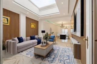 In het hart van Sint-Niklaas, op de Antwerpse Steenweg, bevindt zich deze uitzonderlijk ruime en volledig gerenoveerde gezinswoning. Met een bewoonbare oppervlakte van circa 200 m² en een perceel van meer dan 350 m² biedt deze woning een combinatie van ruimte, comfort en een centrale ligging.
De woning beschikt over een zeer grote leefruimte met aangename lichtinval en voldoende plaats voor een volwaardige zit- en eethoek. Aansluitend bevindt zich de riante, volledig uitgeruste keuken met alle nodige voorzieningen. Ideaal voor gezinnen die belang hechten aan leefcomfort en functionaliteit.
Er zijn drie bijzonder ruime slaapkamers en twee comfortabele badkamers, wat zorgt voor een vlotte gezinsorganisatie of de mogelijkheid tot werken aan huis. De betonnen structuur onderstreept de degelijkheid van de woning. Dankzij de volledige renovatie is het pand instapklaar.
Achteraan bevindt zich een opvallend ruime tuin, een zeldzaamheid voor een centrumligging als deze. De woning is uitgerust met PVC-ramen met HR-dubbele beglazing en centrale verwarming op aardgas. Met een EPC-score D geldt er geen renovatieplicht.
Winkels, scholen, station en belangrijke invalswegen bevinden zich in de directe omgeving, wat deze woning tot een bijzonder interessante opportuniteit maakt. Bel ons nu voor een afspraak op het nummer: 052/46.38.03 en wie weet tot binnenkort! 
