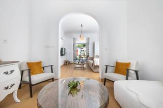 <p><b>KOEKELBERG</b>, Achter de karakteristieke gevel gaat een gezellig huis schuil waar elke verdieping is ontworpen met het oog op comfort, gezelligheid en ruimte.</p>
<p>Op de begane grond volgen de leefruimtes elkaar harmonieus op: een gezellige woonkamer met parketvloer, een uitnodigende eetkamer en een ruime, volledig uitgeruste keuken van ±22 m², het echte hart van het huis. Deze komt uit op een aangename tuin van ±40 m² met een bijgebouw van ±11 m², ideaal voor een kantoor, een werkplaats of extra opslagruimte.</p>
<p>Op de eerste verdieping zorgen twee mooie slaapkamers, een doucheruimte en een prachtig terras van ±18 m² voor een intieme en lichte leefruimte, perfect om van de mooie dagen te genieten.</p>
<p>De ingerichte zolder biedt plaats aan twee extra slaapkamers, waarvan één met een mezzanine, wat talrijke mogelijkheden biedt voor een gezin, een thuiskantoor of logeerkamers.</p>
<p>Twee kelders maken het pand compleet.</p>
<p>Een huis dat op elegante wijze de charme van het verleden combineert met modern comfort, in een gewilde wijk vlakbij winkels, openbaar vervoer en scholen.</p>
<p>Elektriciteit CONFORM</p>
<p>EPB: E+, 226 kWh/(m²/jaar)</p>
<p>Een zeldzame kans die u niet mag missen.</p>
<p><u>Op de begane grond:</u></p>
<ul>
<li>Hal van ± 8 m² - Tegels</li>
<li>Woonkamer van ± 12,3 m² - Parket</li>
<li>Eetkamer van ± 13 m² - Parket</li>
<li>Volledig uitgeruste keuken van ± 22 m²</li>
<li>Tuin van ± 40 m² op het noorden met een bijgebouw van ± 11 m²</li>
</ul>
<p><u>Op de 1e verdieping:</u></p>
<ul>
<li>Overloop van ± 4 m²</li>
<li>Slaapkamer 1 van ± 13 m² - Parket</li>
<li>Terras van ± 18 m² op het noorden</li>
<li>Slaapkamer 2 van ± 16 m² - Parket</li>
<li>Doucheruimte van ± 8,5 m² (douche, dubbele wastafel en ruimte voor een wasmachine)</li>
</ul>
<p><u>Op de 2e verdieping: </u></p>
<ul>
<li>Slaapkamer 3 van ± 14 m²</li>
<li>Slaapkamer 4 van ± 9 m²</li>
<li>Mezzanine</li>
</ul>
<p>2 kelders</p>