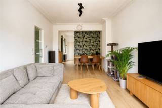 <p><span>Dit </span><span>instapklare appartement</span><span> staat te koop aan de Antwerpsestraat pal in het </span><span>centrum van Mortsel</span><span>. Wonen in het centrum biedt een maximale bereikbaarheid en een levendige buurt. Alle winkels, supermarkten en horeca liggen direct op wandelafstand, en het openbaar vervoer (tram en trein) bevindt zich vlakbij.</span></p><p><span> </span></p><p><span>Het appartement is zo'n </span><span>81m² groot</span><span> (cfr. EPC) en beschikt over een </span><span>ruime leefruimte</span><span>, één slaapkamer, een extra kamer en een overdekt </span><span>terras</span><span>.</span></p><p><span> </span></p><p><span>Indeling</span></p><p><span>- inkomhal</span></p><p><span>- woonkamer en eetkamer</span></p><p><span>- geïnstalleerde keuken</span></p><p><span>- slaapkamer (14m²) met ingemaakte kasten</span></p><p><span>- extra kamer (6m²) ideaal als bureau, berging, hobbykamer</span></p><p><span>- badkamer met ligbad, lavabo en toilet</span></p><p><span>- overdekt terras (5m²) met aansluitingen wasmachine en droogkast</span></p><p><span>- kelder</span></p><p><span> </span></p><p><span>Algemeen gebouw</span></p><p><span>- kleinschalig gebouw</span></p><p><span>- geen lift</span></p><p><span>- vernieuwd en geïsoleerd dak (2026)</span></p><p><span>- individuele CV op gas (2023)</span></p><p><span>- provisie 83,93 euro/maand (incl. waterverbruik) + 15 euro reservefonds; de provisie is ruim gerekend, er wordt jaarlijks teruggetrokken</span></p><p><span> </span></p><p><span>Bijzonderheden</span></p><p><span>- centrale locatie in centrum Mortsel</span></p><p><span>- veel lichtinval</span></p><p><span>- zonnescreens aan de voorzijde</span></p><p><span>- beveiligde deur</span></p><p><span>- conforme elektriciteit</span></p><p><span> </span></p><p><span>Ben jij geïnteresseerd in dit appartement te koop in centrum Mortsel, ben je op zoek naar ander vastgoed, een investering of wens je de waarde van jouw eigendom te kennen? Dan ben je bij BOLT immo aan het juiste adres! Wij helpen jou graag verder.</span><span> </span></p>