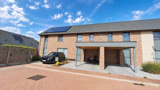 <strong>Energiezuinige woning met 3 slaapkamers, tuin en carport</strong><br /><br />Deze <strong>instapklare en energiezuinige</strong> woning is <strong>rustig gelegen </strong>aan een groen plein.<br />De woning werd gebouwd in 2011 en beschikt over een <strong>bewoonbare oppervlakte van 118 m²</strong> op een <strong>perceel van 137 m²</strong>.<br /><br />Op het gelijkvloers bevinden zich de inkomhal met apart toilet, een praktische bijkeuken en een <strong>lichtrijke leefruimte met open keuken</strong>.<br />De verdieping telt <strong>3 slaapkamers</strong>, een apart toilet en een badkamer met dubbel lavabomeubel, ligbad en douche.<br />Daarnaast is er een ruime zolder die zorgt voor extra bergruimte.<br /><br />Buiten geniet je van een<strong> tuin met terras </strong>en een <strong>carport</strong>.<br /><br />Dankzij het gunstige <strong>EPC-label A</strong> (98 kWh/m²) geniet je hier bovendien van energiezuinig en comfortabel wonen.<br />Momenteel is de woning verhuurd, waardoor ze zowel geschikt is als starters- of gezinswoning, maar ook interessant is als investering.<br /><br />Neem contact via <strong>0494 52 91 79</strong> of <strong>matias@imfiro.be </strong>voor extra info of een vrijblijvend bezoek.