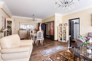 Dit appartement is gelegen in een zijstraat die rechtstreeks uitkomt op het Stadspark. Tal van winkels, supermarkten, restaurants en hippe koffiebars liggen op wandelafstand. Ook culturele trekpleisters zoals het KMSK, Zurenborg, de Meir en de historische binnenstad zijn vlot bereikbaar. Dankzij de goede verbinding met tram- en bushaltes voor de deur, het Centraal Station op korte afstand en een vlotte aansluiting op de belangrijkste invalswegen, geniet u hier van een ideale combinatie tussen rust, bereikbaarheid en stadsbeleving.<br /><br />Gelegen op de derde verdieping bevindt zich dit deels te moderniseren appartement. Via de inkomhal, die toegang biedt tot alle vertrekken, komt u in de lichtrijke leefruimte met plaats voor een zithoek en een eetruimte. Aansluitend bevindt zich de ruime keuken die voorzien is van een vernieuwde oven en ruimte voor een ontbijttafel.<br /><br />De twee slaapkamers bevinden zich aan de achterzijde en zijn uitgerust met rolluiken. De gedeeltelijk vernieuwde, betegelde badkamer is uitgerust met een ligbad, een dubbele lavabo en een verlichte spiegelkast. Achteraan bevindt zich bovendien een zuidoost gericht terras waar u in alle rust van de ochtend- en middagzon kunt genieten. <br /><br />Belangrijkste troeven: energiezuinig (EPC label B), veel natuurlijke lichtinval, lift aanwezig, terras, privatieve kelderberging.<br /><br />Verplichte vermeldingen: EPC: 177 kWh/m², P-score: A & G-score: A, stedenbouw in aanvraag