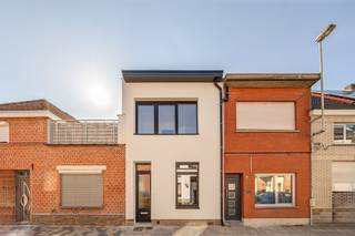 <p><span>Deze volledig instapklare woning bevindt zich op een toplocatie in Boom, op wandelafstand van de winkelstraat, gezellige horecazaken en alle dagelijkse voorzieningen. Ook het station en andere vormen van openbaar vervoer liggen op slechts enkele minuten afstand. Dankzij de nabijheid van de A12 geniet je bovendien van een vlotte verbinding naar Antwerpen en Brussel.</span></p><p><span> </span></p><p><span>De woning werd volledig gestript en met hoogwaardige materialen totaal gerenoveerd. Ze biedt het comfort en de energiezuinigheid van een nieuwbouwwoning, met als extra voordeel dat je – indien je aan de voorwaarden voldoet – mogelijk kan genieten van het verlaagde registratierecht van 2%.</span></p><p><span> </span></p><p><span>Met een bruikbare oppervlakte van ca. 165 m² (volgens plan), drie volwaardige slaapkamers, een zonnige koer van 8 m² en een gunstig EPC-label A is deze woning een ideale keuze voor wie op zoek is naar een duurzame en instapklare thuis.</span></p><p><span> </span></p><p><span>Dankzij hoogrendementsbeglazing, vloerverwarming, doorgedreven isolatie en een energiezuinige condensatieketel op gas voldoet de woning aan de huidige strenge energienormen.</span></p><p><span>Indeling</span></p><p><span> </span></p><p><span>Gelijkvloers</span></p><ul><li><span>Inkomhal</span></li><li><span>Apart gastentoilet met aansluitende technische berging</span></li><li><span>Ruime en lichtrijke woonkamer</span></li><li><span>Volledig geïnstalleerde open keuken met inductiekookplaat, vaatwasser, koelkast en oven</span></li><li><span>Zonnige koer van 8 m²</span></li></ul><p><span> </span></p><p><span>Eerste verdieping</span></p><ul><li><span>Twee ruime slaapkamers</span></li><li><span>Badkamer met inloopdouche, dubbele wastafel en toilet</span></li><li><span>Berging met aansluitingen voor wasmachine en droogkast</span></li></ul><p><span> </span></p><p><span>Tweede verdieping</span></p><ul><li><span>Derde ruime slaapkamer</span></li></ul><p><span>Troeven</span></p><ul><li><span>Topligging in het centrum van Boom</span></li><li><span>Condensatieketel op gas</span></li><li><span>Volledig geschilderd</span></li><li><span>Elektrische installatie conform </span></li><li><span>aankoop via aandelen mogelijk</span></li></ul><p><span>Ben jij geïnteresseerd in dit volledig instapklaar huis te koop in Boom, ben je op zoek naar ander vastgoed, een investering of wens je de waarde van jouw eigendom te kennen? Dan ben je bij BOLT immo aan het juiste adres! Wij helpen jou graag verder.</span></p>
