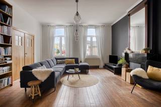 <strong>Waar geschiedenis en hedendaags comfort elkaar moeiteloos ontmoeten.</strong><br /><br />In het landelijke Wezeren schuilt achter deze woning uit 1918 een verrassend verhaal van verfijning en karakter. Wat ooit begon als een authentieke woonst, werd met uitzonderlijke zorg getransformeerd tot een stijlvolle thuis waar elk detail klopt. Geen standaardrenovatie, maar een doordachte herinterpretatie van het verleden.<br /><br />De leefruimte baadt in natuurlijk licht en ademt rust. Hoge plafonds en grote raampartijen versterken het ruimtelijk gevoel, terwijl het samenspel van hout, licht en zachte tinten zorgt voor een ingetogen luxe.<br /><br />Aansluitend bevindt zich de keuken, ruim opgezet en tot in de puntjes afgewerkt. Hier gaan esthetiek en functionaliteit moeiteloos hand in hand: een verfijnd werkblad, kwalitatieve toestellen en een indeling die uitnodigt tot lange, gezellige avonden tafelen.<br /><br />Praktisch comfort ontbreekt nergens. De royale bijkeuken met extra douche, de voormalige stal met gewelfd plafond en de polyvalente ruimte erboven bieden tal van mogelijkheden: van gastenverblijf tot praktijkruimte of charmante B&amp;B.<br /><br />Op de verdieping wordt dezelfde lijn doorgetrokken. Vier volwaardige slaapkamers en een ruime badkamer bieden comfort en rust, met als blikvanger een stijlvolle inloopdouche en zacht daglicht via de dakramen.<br /><br />De zolderverdieping, goed voor circa 80 m² extra ruimte, biedt alle vrijheid om verder in te vullen naar eigen wens.<br /><br />Buiten wacht een verzorgde tuin die privacy en groen combineert, aangevuld met een vrijstaande garage.<br /><br />De woning geniet van een uitstekende bereikbaarheid, met een gunstige ligging ten opzichte van de E40, het station van Landen, winkels, scholen en andere voorzieningen.<br /><br />Interesse? Mail naar laurens@immogve.be of bel naar 0496 07 89 48.