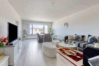 <p>Dit lichtrijke appartement van 89 m² is gelegen op de tweede verdieping van een <strong>kleinschalig gebouw</strong> met slechts drie appartementen. Bij het betreden van het appartement kom je in de inkomhal, voorzien van een <strong>apart toilet</strong> en met toegang tot de verschillende ruimtes. De aangename leefruimte geniet van veel natuurlijke lichtinval en sluit aan op de gesloten keuken, die beschikt over een praktische indeling en voldoende kastruimte. Verder omvat het appartement een badkamer, uitgerust met een douche, lavabo en toilet.</p><p>Er zijn <strong>twee volwaardige slaapkamers</strong> aanwezig. De kleinste slaapkamer biedt rechtstreeks toegang tot het <strong>zuidgerichte terras </strong>aan de achterzijde van het appartement. Dankzij de gunstige oriëntatie is dit de ideale plek om tijdens de zonnige maanden heerlijk te genieten en te ontspannen.</p><p>Tot slot beschikt het appartement achteraan over een praktische garagebox (licht / elektriciteit voorzien), inbegrepen in de vraagprijs.</p><p>Extra troeven: <br />- EPC: 213 kWh/m² (C-score → GEEN renovatieverplichting) <br />- Private kelderberging<br />- Centrale ligging op wandelafstand van winkels, horeca en openbaar vervoer<br />- Woongebied, verdere stedenbouwkundige informatie in aanvraag. <br />- Maatregelenregister in aanvraag</p><p>Voor meer info ga naar www.coenenvastgoed.be of bel 03/375.82.92</p>