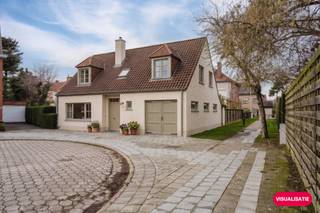 Zoek je een huis te koop in Kortrijk waar je letterlijk alleen nog je koffers hoeft uit te pakken? Dit uniek alleenstaand huis te koop op de begeerde wijk Sint-Elisabeth biedt alles wat een modern gezin verlangt. Gelegen aan het uiterste einde van een rustige doodlopende straat (pijpenkop), geniet je hier van maximale privacy en absolute stilte.Deze woning is doorheen de jaren met veel liefde en oog voor detail vernieuwd. Het resultaat? Een 100% instapklaar geheel met een onklopbare prijs-kwaliteitverhouding.Troeven van de woning:* Modern comfort: Uitgerust met airco, zonnewering en nieuwe ramen met rolluiken.* Steeds vernieuwd: Geniet van een instapklare keuken en een extra douche in de handige wasberging.* Ruimte voor iedereen: Maar liefst 4 slaapkamers en een inpandige garage.* Toplocatie: Gelegen in de groene rand van Sint-Elisabeth, op wandel- en fietsafstand van scholen, winkels en het bruisende centrum van Kortrijk.Wie op zoek is naar een instapklaar huis op een veilige, kindvriendelijke plek, vindt hier zijn droomwoning. Dit alleenstaand huis te koop is direct beschikbaar bij akte. Wacht niet te lang en kom zelf ontdekken waarom dit instapklaar juweeltje in de Violierenlaan de ideale match is voor jouw toekomst.Huis te koop Kortrijk | Sint-Elisabeth | Dewaele VastgoedBestuursmaatregelen in het maatregelenregister: nee
