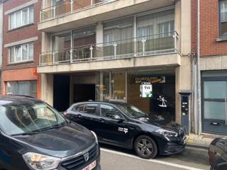 In de beneden Tiensestraat vinden we deze handelsruimte en voormalige kapperszaak.Achter de handelsruimte bevindt zich een toilet en ruime...