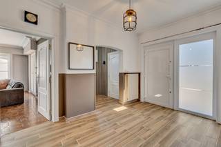 <p>Bent u op zoek naar een uitzonderlijk ruime woning met tal van mogelijkheden? </p><p>Deze prachtige woning biedt maar liefst 247 m² bewoonbare oppervlakte en combineert ruimte, comfort (o.a. 3dubbele beglazing) en functionaliteit.</p><p></p><p>Bij het betreden van de woning komt u terecht in een ruime inkomhal die toegang geeft tot de lichtrijke en gezellige woonkamer. Aansluitend bevindt zich de vernieuwde keuken, die voldoende ruimte biedt voor het creëren van een aangename kook- en eetomgeving.</p><p></p><p>De woning beschikt over 4 volwaardige slaapkamers waarvan 1 met ruime dressing en 2 badkamers, ideaal voor grote gezinnen of wie op zoek is naar extra ruimte voor een bureau, hobbykamer of logeerkamer.</p><p>Een absolute troef is de volledige onderkeldering van de woning, die tal van mogelijkheden biedt: extra opslagruimte, werkplaats of hobbyruimte.</p><p></p><p>De woning is gelegen in een rustige en landelijke omgeving met een vlotte bereikbaarheid. </p><p>U geniet hier van het beste van twee werelden: de charme van het platteland met groene vergezichten en wandel- en fietsmogelijkheden, gecombineerd met een goede verbinding naar omliggende steden zoals Waregem, Deinze en Tielt. </p><p></p><p>Kortom, een woning met bijzonder veel potentieel en ruimte, klaar om naar eigen smaak verder ingericht te worden.</p>