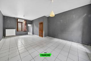 Op zoek naar een woning te koop in het hart van Ieper met tal van mogelijkheden? Deze ruime gezinswoning in de Lombaardstraat combineert een zeer centrale ligging met een sterk potentieel voor wie op zoek is naar een eigendom dat volledig naar eigen smaak kan worden ingericht.<br /><br />Deze woonst bevindt zich nabij het centrum van Ieper en beschikt over een bewoonbare oppervlakte van maar liefst 209 m². Dankzij de royale ruimtes, de vier slaapkamers en twee badkamers vormt dit pand de ideale basis voor een ruime gezinswoning of een interessante investering. De woning biedt een aangename indeling met veel lichtinval en beschikt bovendien over een terras en garage, wat een absolute meerwaarde is in deze topligging in Ieper. Hier geniet u van alle voorzieningen, winkels, scholen en openbaar vervoer op wandelafstand.<br /><br />Bent u op zoek naar een renovatiepand te koop in Ieper met mooie renovatiemogelijkheden en een uitstekende ligging nabij het centrum? Dan is deze woning beslist een bezoek waard. Immo Francois begeleidt u graag bij uw zoektocht in Ieper en de deelgemeenten.<br /><br />Vraag vandaag nog uw bezoek aan via Immo Francois en ontdek zelf het potentieel van deze ruime woning in het centrum van Ieper.<br /><br />Woning verkopen in Ieper? Vraag je gratis schatting aan bij Immo Francois via ieper@immofrancois.be.<br /><br />