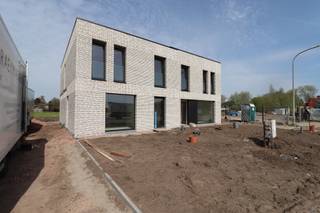INDELINGGELIJKVLOERSInkomhal met ingemaakte kast, toiletruimte met handenwasser, woonkamer met open keuken en trap naar de bovenverdieping.Keuken met...
