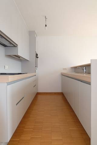 In het hartje van Deinze, vinden we in de winkelstraat dit 2-slaapkamerappartement. Winkels, scholen, ... op wandelafstand en met een...