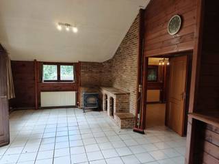 <p><strong>Rustig gelegen chalet in groene weekendzone</strong></p>
<p>Op een uiterst rustige en groene locatie in de <strong>weekendzone van Wechelderzande</strong> vind je deze charmante chalet op een perceel van <strong>487 m²</strong>. Een ideale plek voor wie op zoek is naar ontspanning, natuur en privacy, weg van de dagelijkse drukte.</p>
<p>De chalet beschikt over een <strong>bewoonbare oppervlakte van ca. 65 m²</strong> en biedt een praktische indeling met een <strong>ruime woonkamer</strong>, <strong>keuken</strong>, <strong>badkamer</strong>, <strong>1 slaapkamer</strong> en een <strong>berging</strong>. Dankzij de grote raampartijen geniet je binnen van een aangename lichtinval en een mooi zicht op het omliggende groen.</p>
<p>Hoewel de chalet een <strong>grondige opkuisbeurt</strong> nodig heeft, vormt dit een uitstekende kans voor wie graag zelf de handen uit de mouwen steekt en het geheel naar eigen smaak wil opfrissen. Belangrijk: <strong>permanente bewoning is niet toegestaan</strong>, conform de voorschriften van de weekendzone.</p>
<p>Buiten geniet je van een rustige, natuurlijke omgeving waar je volledig tot rust komt. Het perceel biedt tal van mogelijkheden voor tuinliefhebbers, hobbyisten of wie graag een eigen plekje in het groen heeft.</p>
<p>De chalet is <strong>onmiddellijk beschikbaar</strong>.</p>