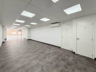 VEELZIJDIGE HANDELSRUIMTE met GARAGE, opslag en APPARTEMENT op een strategische locatie in het HART VAN OUDENAARDE. Deze eigendom biedt...