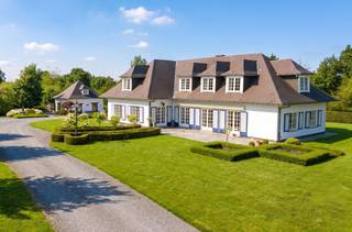 ° KESSEL-LO - op 5 min van <u><strong>LEUVEN</strong></u> , <u><strong>Pellenberg,</strong></u><strong> </strong><u><strong>Linden</strong></u><strong> </strong> en <u><strong>Korbeek-Lo</strong></u><br />° vlakbij "<u>Trolieberg</u>" , "<u>Heideberg</u>" en "<u>Wimmershofpad</u>"<br />° treinstation Leuven op slechts 3 km<br />° lagere school, openbaar vervoer, ..... op wandelafstand<br />----------------------------------------------------------------------------------------------<br />° prachtige villa met <u><strong>veel uitstraling</strong></u><br />° UNIEK perceel van 61.000 m2 <u><strong>(6,10 hectare)</strong></u>:<br /> <u>ONVINDBAAR in de regio</u> !<br />----------------------------------------------------------------------------------------------<br />° <u>uitzonderlijk <strong><u>R</u>USTIGE en DISCRETE ligging</strong></u>:<br />---> <u>achterin gelegen</u> (via oprit van 100 m)<br />---> <u>100 % privacy:</u> geen zichtbare buren<br /><br />° 3 toegangswegen: 2 via de Lange Lostraat, 1 via Wimmershof<br /><br />------------------------------------------------------------------------------------------------<br />° PRIJS voor de villa op 1,74 ha: 1.250.000 €<br />° PRIJS voor de villa op 6,10 ha: 1.450.000 €<br />(geen enkele verplichting tot aankoop 6,10 ha) <br />---------------------------------------------------------------------------------------------<br /><br /><u>GELIJKVLOERS</u> (+/- 204 m2, inclusief garage 40 m2):<br />* prachtige statige inkomhal (40 m2) :<br />--- vloer in marmer<br />--- vestiaire / gastentoilet<br /><br />* zeer cozy <u><strong>LIVING + EETKAMER</strong></u> (totaal 73 m2):<br />--- open haard<br />--- zeer lichtrijk dankzij raampartijen op 3 muren<br />--- vol-eiken parketvloer<br />--- relatief hoge plafonds: geeft een aangenaam ruimte-gevoel<br /><br />* KEUKEN<br /><br />* 2e inkomhall<br /><br />* GARAGE <br />--- 2 grote wagens<br />--- autowerkput ("smeerput", ook toegang vanuit kelder)<br /><br />-------------------------------------------------------------------------------------------------<br /><u>1e VERIEPING</u> (+/- 204 m2 bruto):<br />* traphal met zithoek<br />* <u><strong>5<strong> </strong>mooie KAMERS</strong></u> (40 m2, 35 m2, 16 m2, 12 m2 en 10 m2)<br />* BADKAMER<br /><br />------------------------------------------------------------------------------------------------<br /><u>KELDER</u> (+/- 204 m2):<br />* volledig onderkelderd (hobby, wijnkelder, berging, .....)<br /><br />-----------------------------------------------------------------------------------------------<br /><u><strong>vrijstaand polyvalent BIJGEBOUW</strong></u> (+/- 80 m2):<br />* voorheen gebruikt als paardenstallen, nadien als "jachtpaviljoen"<br />* geschikt voor diverse doeleinden<br />* uitgerust met keukentje, toilet en houtkachel<br /><br />-------------------------------------------------------------------------------------------------<br /><u>TUIN</u>:<br />* <u><strong>100 % PRIVACY</strong></u>: geen zichtbare buren !<br />* gedeelte siertuin<br />* BOS<br />* WEIDEN<br />* toegang met grote landbouwmachines mogelijk via achterliggende straat (Wimmershof)<br />* achteraan grenzend aan "Heidebloempad" (wandel- en fietspad)<br /><br />-------------------------------------------------------------------------------------------------<br />* villa gelegen in agrarisch gebied, mét bouwvergunning<br />* zeer degelijke constructie, die de nodige liefde verdient<br /> voor een update van isolatie (ramen, dak), elektriciteit en sanitair.<br /><br />* <u><strong>absoluut UNIEKE eigendom</strong></u> aan de rand van LEUVEN !<br />* ideaal voor mensen die houden van <u><strong>rust, privacy, dieren, .......</strong></u><br />-------------------------------------------------------------------------------------------------<br />