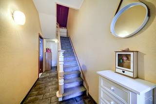 We Invest proudly presents this charming semi-detached house located in Braine-l’Alleud, offering generous living spaces and an ideal setting...